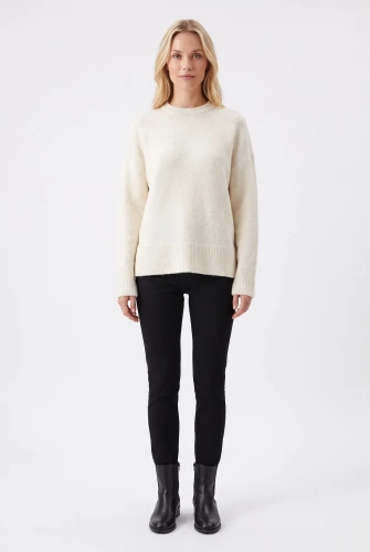 Primark-kremowy-sweter-z-welna-modelka-przod.webp