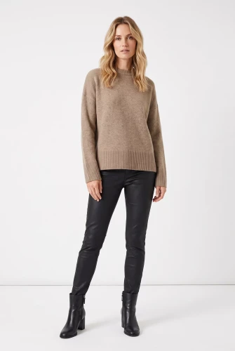 Primark-camel-sweter-z-welna-modelka-przod.webp