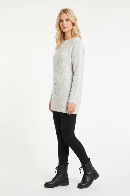 C&A-szary-dlugi-sweter-warkocze-modelka-bok.webp