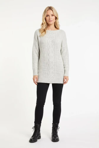 C&A-szary-dlugi-sweter-warkocze-modelka-przod.webp