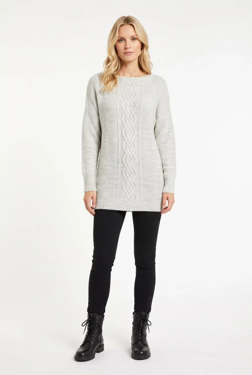 C&A-szary-dlugi-sweter-warkocze-modelka-przod.webp