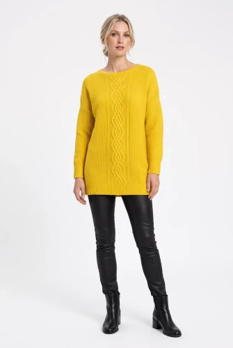 C&A-miodowy-dlugi-sweter-warkocze-modelka-przod.webp