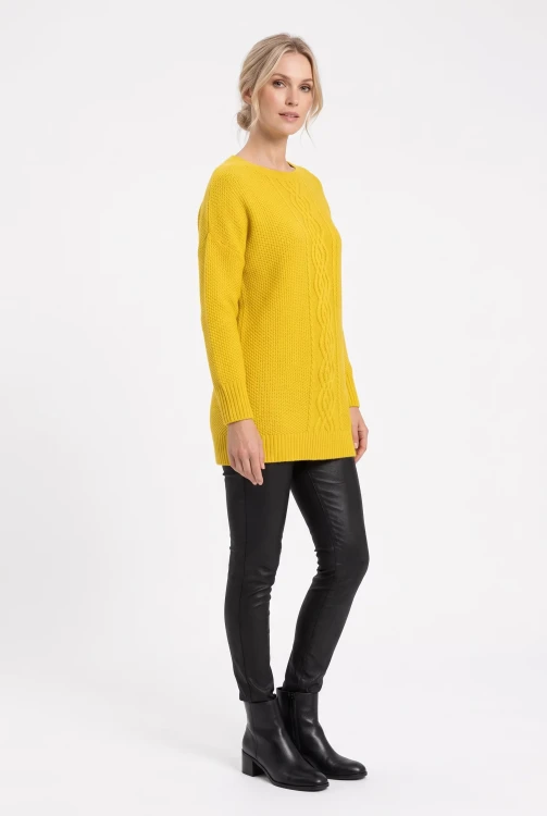 C&A-miodowy-dlugi-sweter-warkocze-modelka-przod2.webp