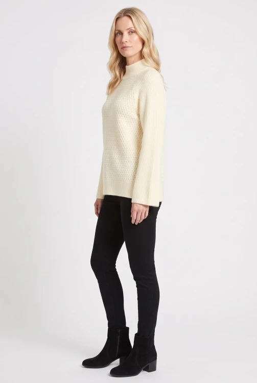 Joe-Fresh-blogerski-kremowy-sweter-modelka-bok.webp