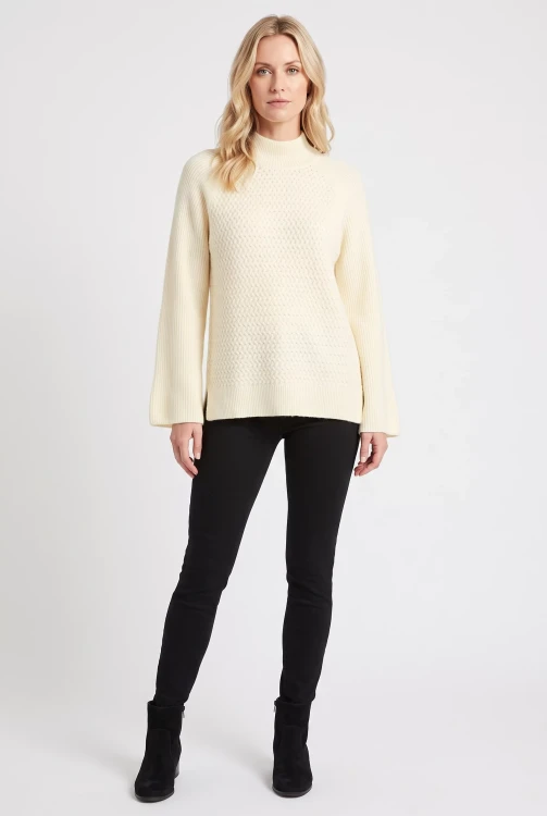 Joe-Fresh-blogerski-kremowy-sweter-modelka-przod.webp