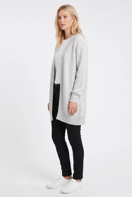 Primark-szara-narzuta-modelka-bok.webp
