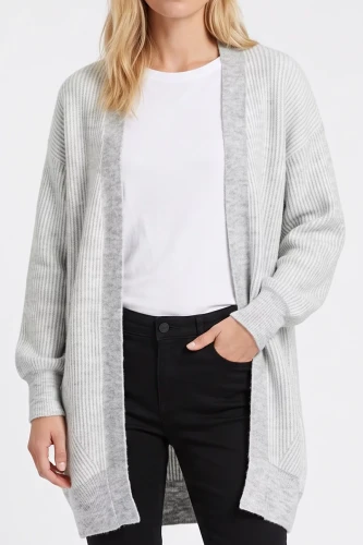 Primark-szara-narzuta-modelka-glowne.webp