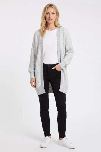 Primark-szara-narzuta-modelka-przod.webp