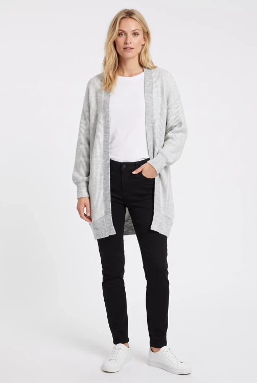 Primark-szara-narzuta-modelka-przod.webp