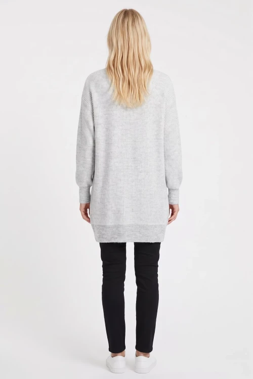 Primark-szara-narzuta-modelka-tyl.webp