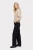 Topshop-jasnobezowy-sweter-modelka-bok.webp