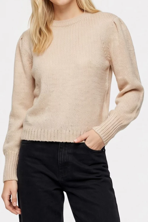 Topshop-jasnobezowy-sweter-modelka-glowne.webp