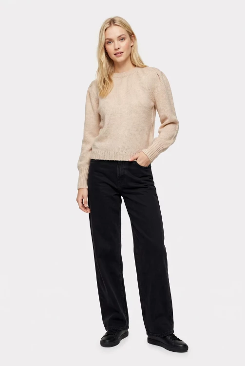 Topshop-jasnobezowy-sweter-modelka-przod.webp