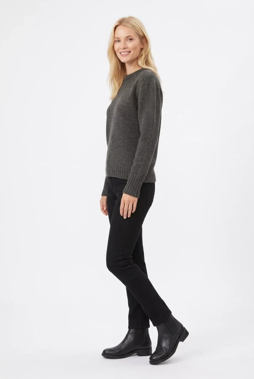 Topshop-grafitowy-sweter-modelka-bok.webp