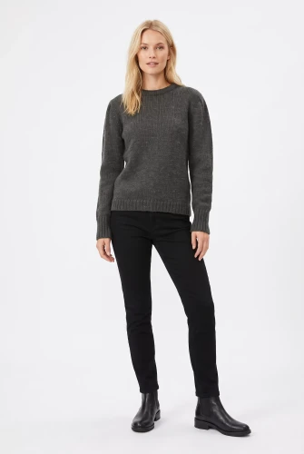 Topshop-grafitowy-sweter-modelka-przod.webp