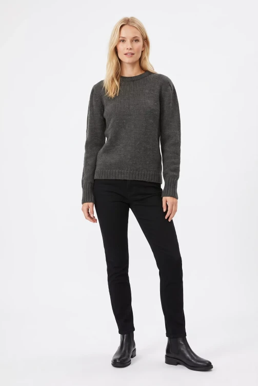Topshop-grafitowy-sweter-modelka-przod.webp