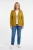M&Co-musztardowy-sweter-kardigan-modelka-przod.webp