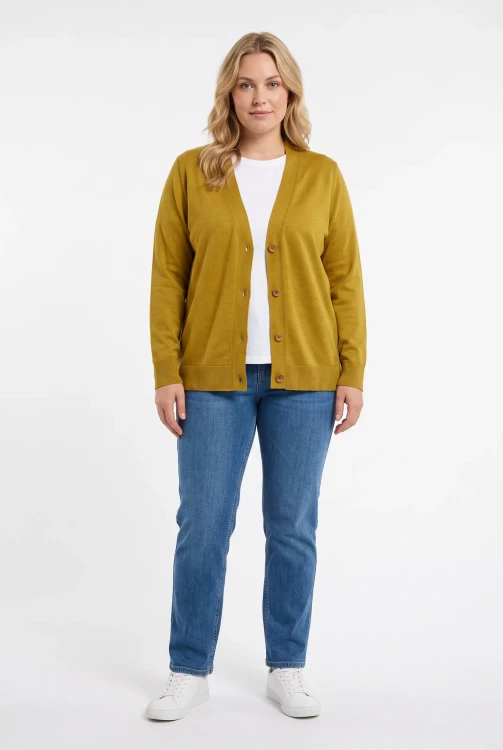 M&Co-musztardowy-sweter-kardigan-modelka-przod.webp