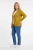 M&Co-musztardowy-sweter-kardigan-modelka-przod2.webp