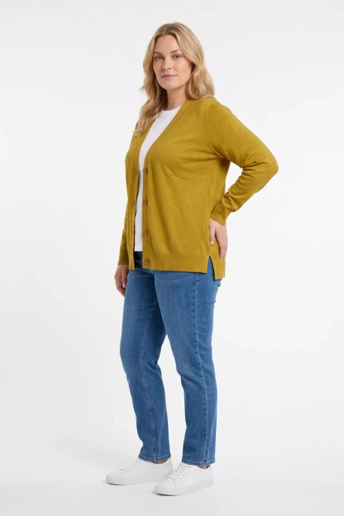 M&Co-musztardowy-sweter-kardigan-modelka-przod2.webp