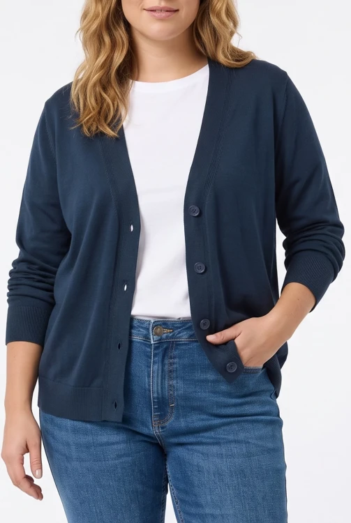 M&Co-granatowy-sweter-kardigan-modelka-glowne.webp