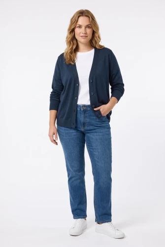 M&Co-granatowy-sweter-kardigan-modelka-przod.webp