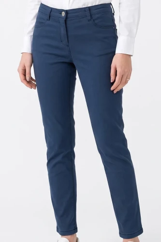 Aeropostale-granatowe-spodnie-jeansy-chino-modelka-glowne.webp