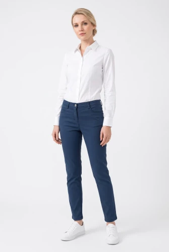 Aeropostale-granatowe-spodnie-jeansy-chino-modelka-przod.webp