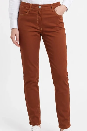 Aeropostale-kasztanowe-spodnie-jeansy-chino-modelka-glowne.webp