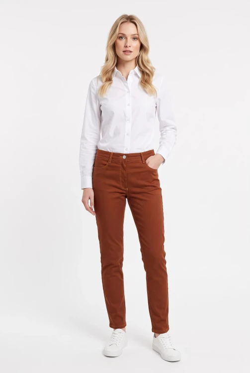 Aeropostale-kasztanowe-spodnie-jeansy-chino-modelka-przod.webp