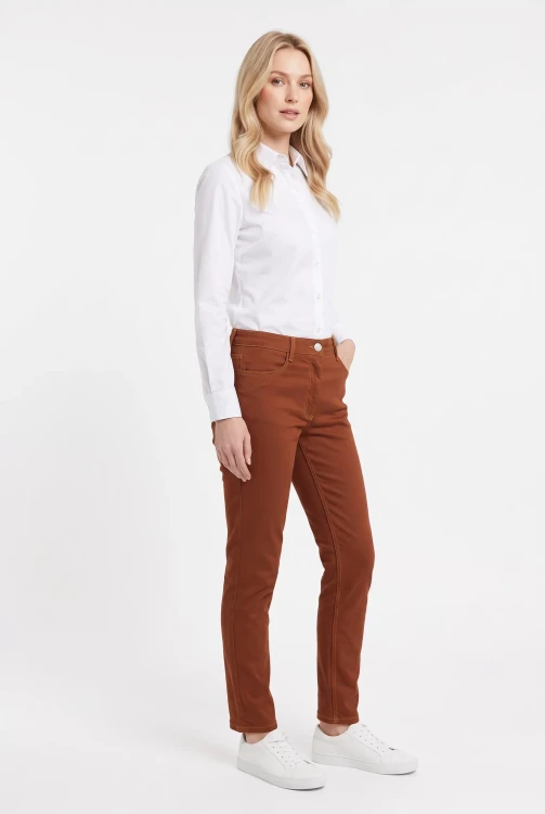 Aeropostale-kasztanowe-spodnie-jeansy-chino-modelka-przod2.webp