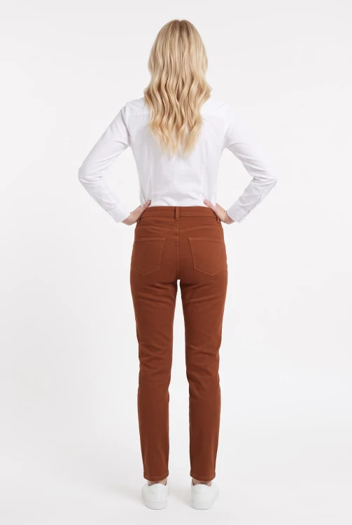 Aeropostale-kasztanowe-spodnie-jeansy-chino-modelka-tyl.webp