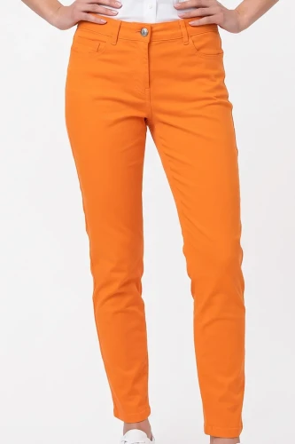 Aeropostale-spodnie-jeansy-chino-modelka-glowne.webp