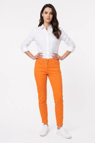 Aeropostale-spodnie-jeansy-chino-modelka-przod.webp
