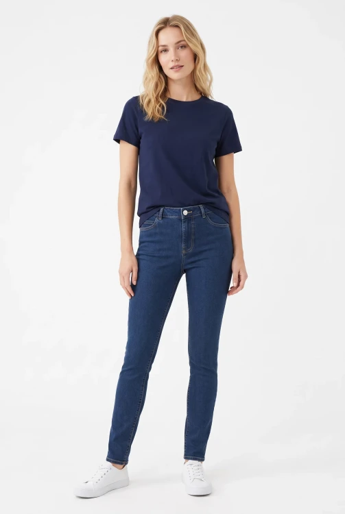 Gemo-spodnie-ciemne-jeansy-modelka-przod.webp