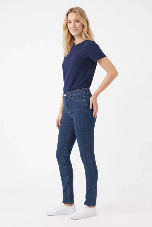 Gemo-spodnie-ciemne-jeansy-modelka-przod2.webp