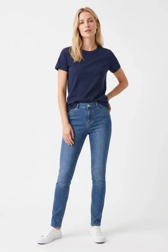 Gemo-spodnie-jeansy-modelka-przod.webp