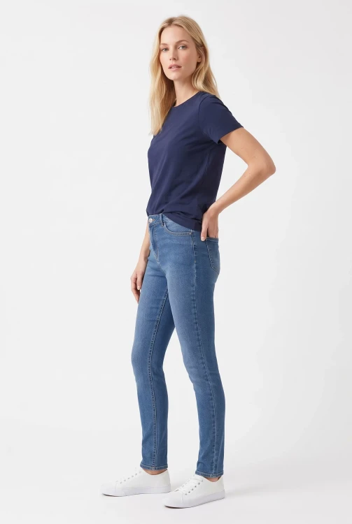 Gemo-spodnie-jeansy-modelka-przod2.webp