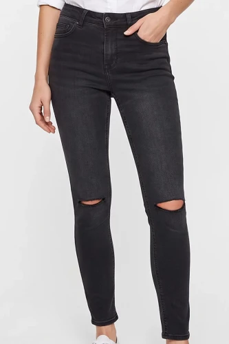 H&M-czarne-spodnie-jeansowe-z-dziurami-modelka-glowne.webp
