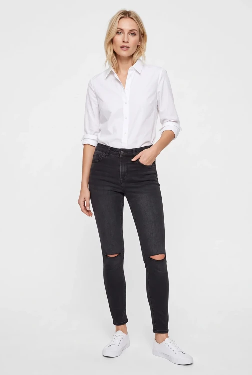 H&M-czarne-spodnie-jeansowe-z-dziurami-modelka-przod.webp