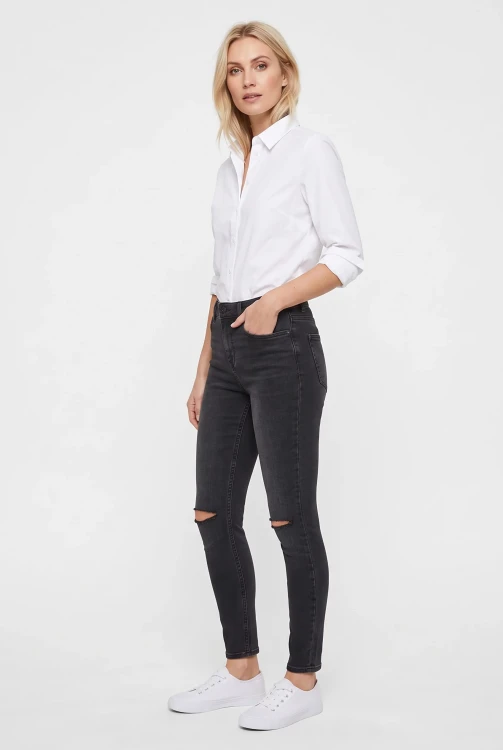 H&M-czarne-spodnie-jeansowe-z-dziurami-modelka-przod2.webp