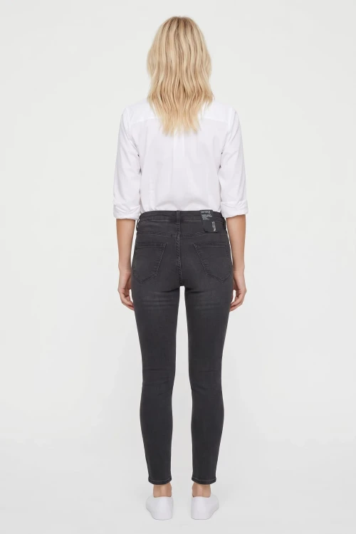 H&M-czarne-spodnie-jeansowe-z-dziurami-modelka-tyl.webp