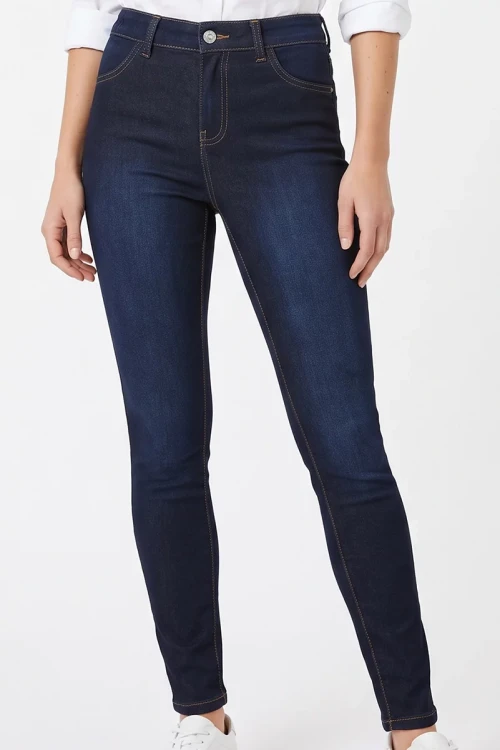 Mango-super-skinny-spodnie-jeansy-granatowe-modelka-glowne.webp