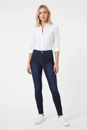 Mango-super-skinny-spodnie-jeansy-granatowe-modelka-przod.webp