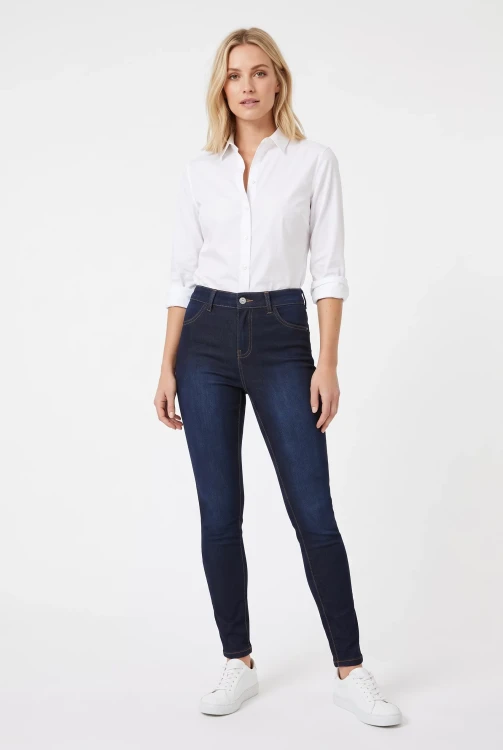 Mango-super-skinny-spodnie-jeansy-granatowe-modelka-przod.webp