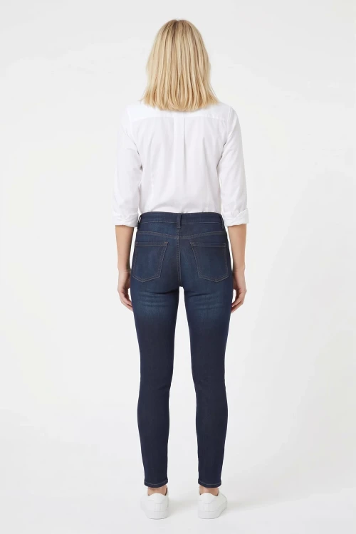 Mango-super-skinny-spodnie-jeansy-granatowe-modelka-tyl.webp