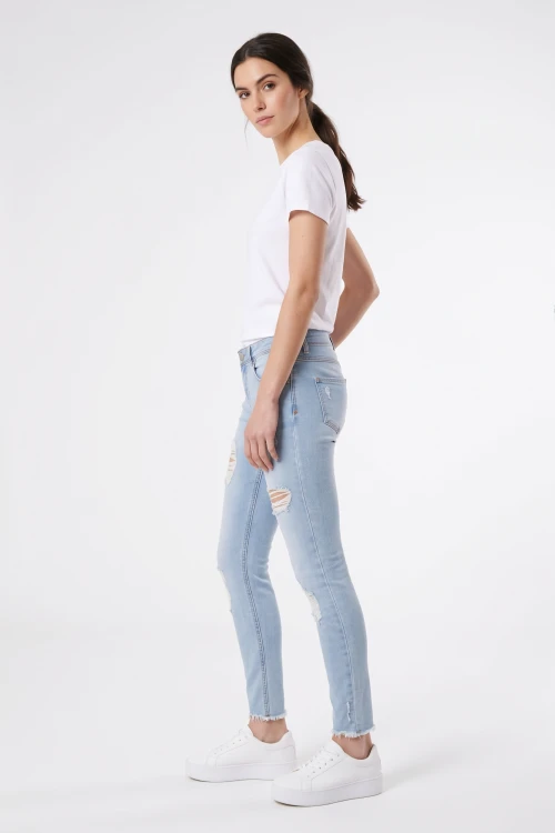 Terranova-spodnie-jeansy-z-dziurami-modelka-bok.jpg