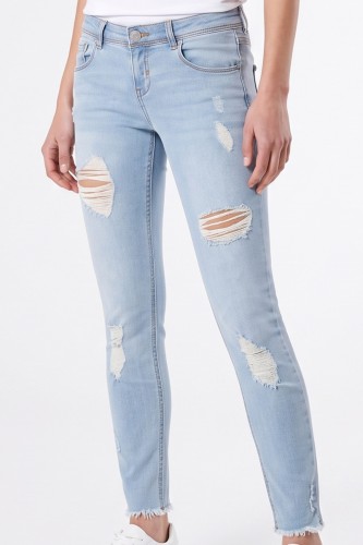 Terranova-spodnie-jeansy-z-dziurami-modelka-glowne.jpg