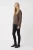 Primark-sweter-taupe-welna-welna-alpaka-modelka-bok.webp