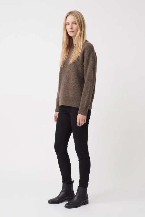 Primark-sweter-taupe-welna-welna-alpaka-modelka-bok.webp